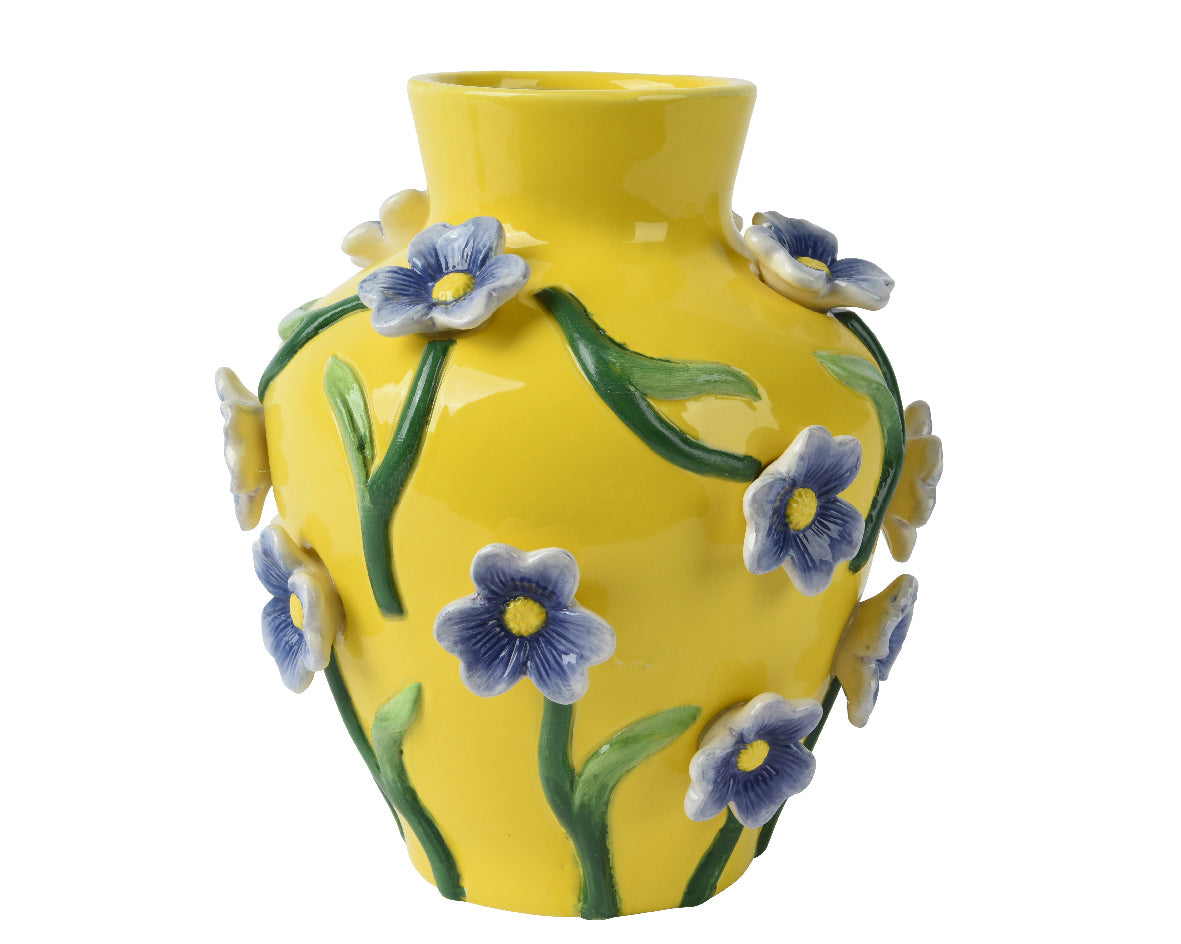 Gele vaas dolomiet met blauwe bloemen en groene bladeren
