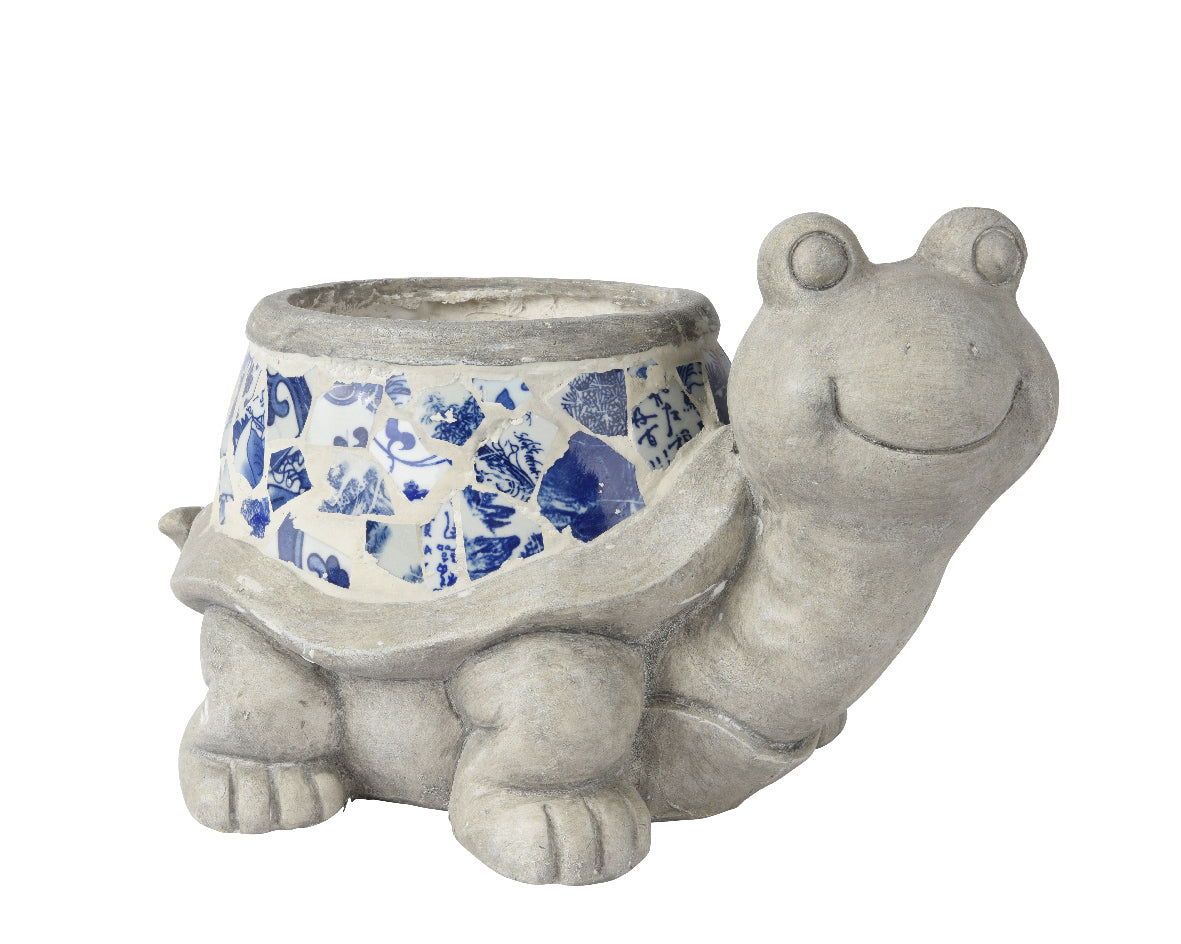 Grijze schildpad plantenbak met blauwe decoratie in de kuip