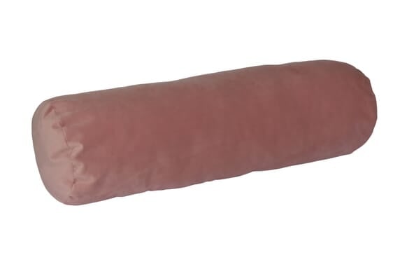 Roze kokerkussen met afgeronde uiteinden en zachte stof