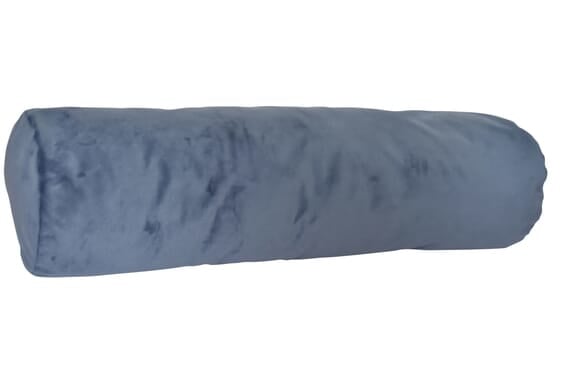 Donkerblauwe cilindervormige sierkussenrol met lichte rimpels in de stof