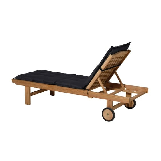 Ligbedkussen op houten ligbed met wielen en donker kussen, hoge rugleuning met mesh