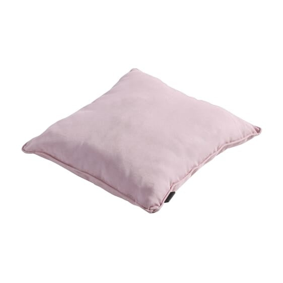Roze sierkussen met biesrand en effen, licht getextureerde stof, op hoek