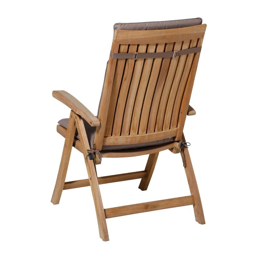 Taupekleurig hoog kussen op houten tuinstoel met lattenrug.