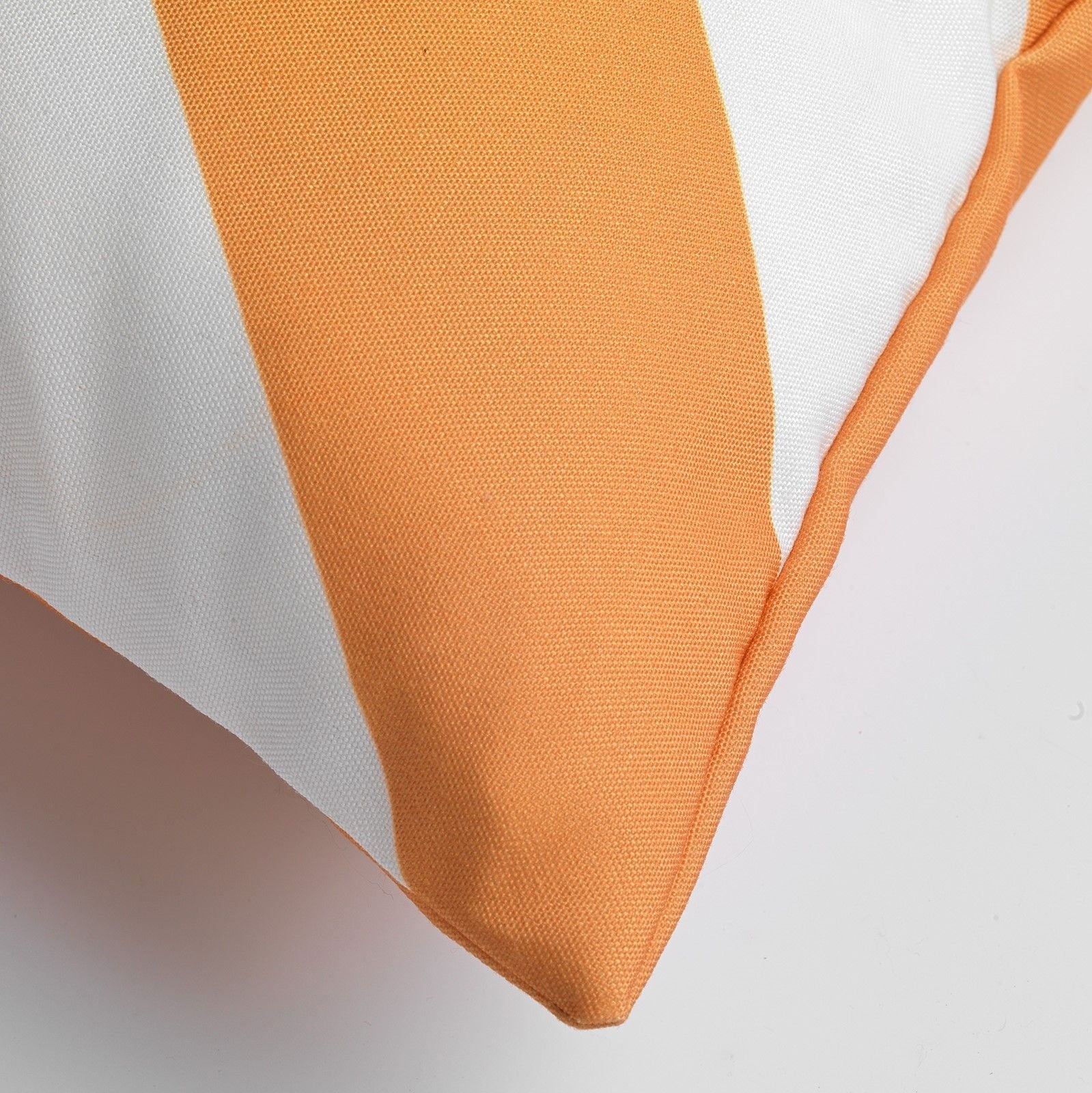 Hoek van outdoor sierkussen met oranje-witte diagonale strepen