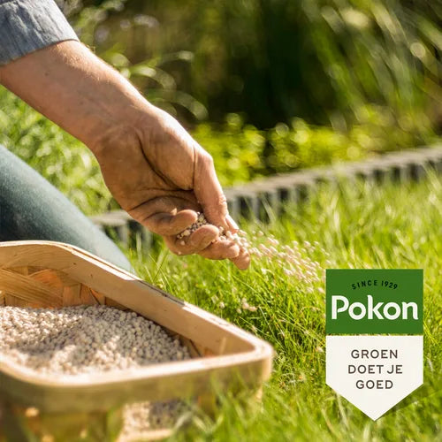 Zak met Pokon-logo en groen label bij het strooien van kalkkorrels