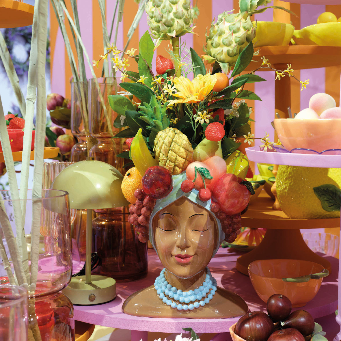 Plantenbak van polyresin met vrouwfiguur, fruitheaddress en parelketting, op tafel