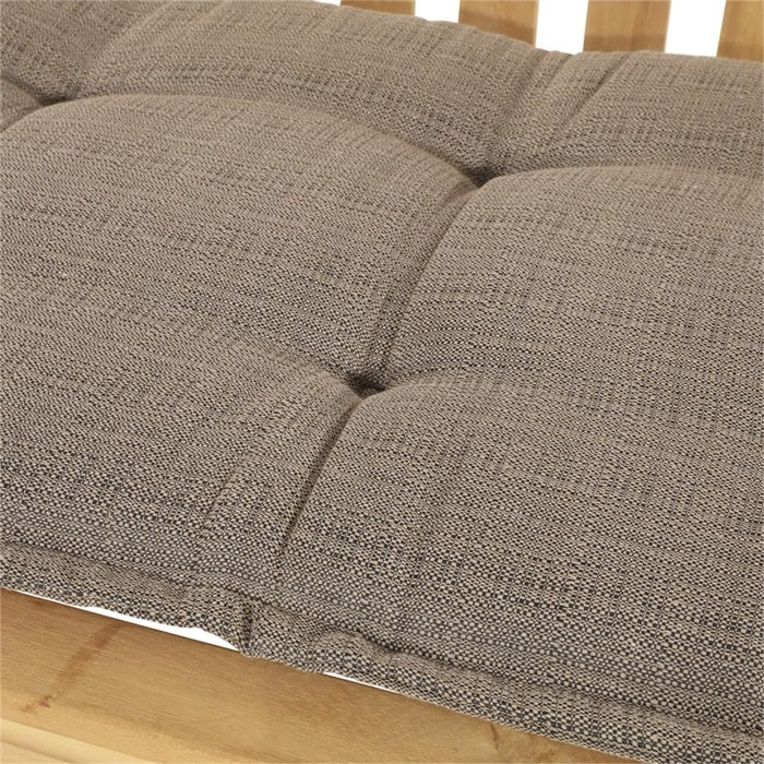 Taupe bankkussen, close-up van golvende quiltvakken en dikke stiksels.
