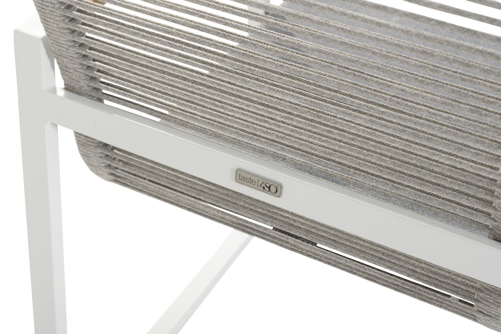 Pandino diningstoel: witte zitting met grijze gestreepte rug, label op frame