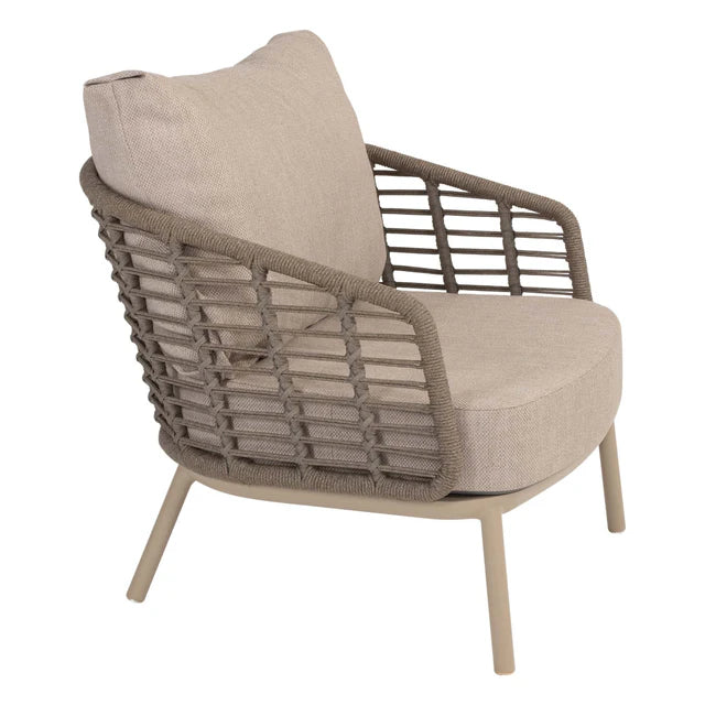 Armstoel met beige kussen en grijze gevlochten zijkant, houten poten