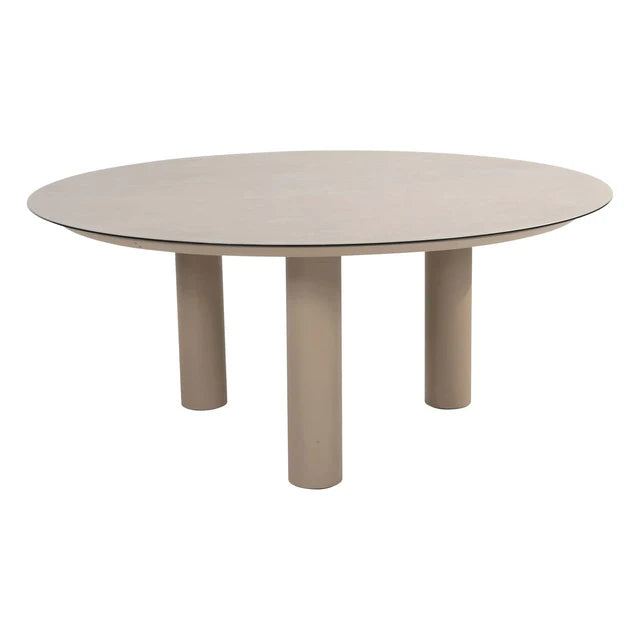 Ronde lage eettafel met glad tafelblad en vier lichtgekleurde houten pootjes