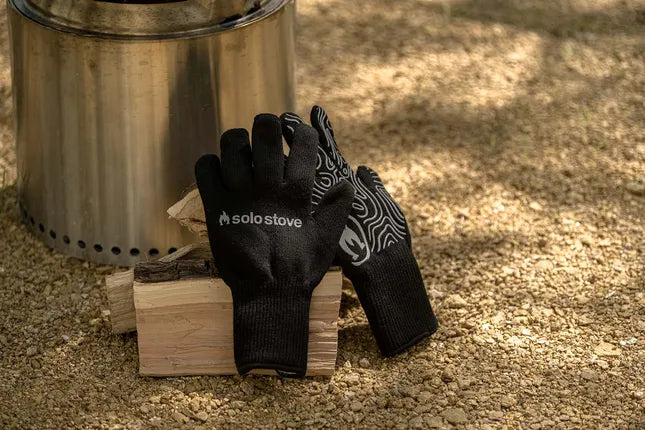 Handschoenen van Solo Stove, zwarte set met wit golfpatroon en vlamlogo