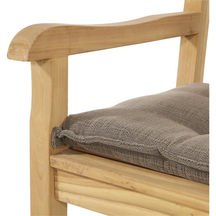 Taupe bankkussen met opstaande zitdemping op een houten bank.