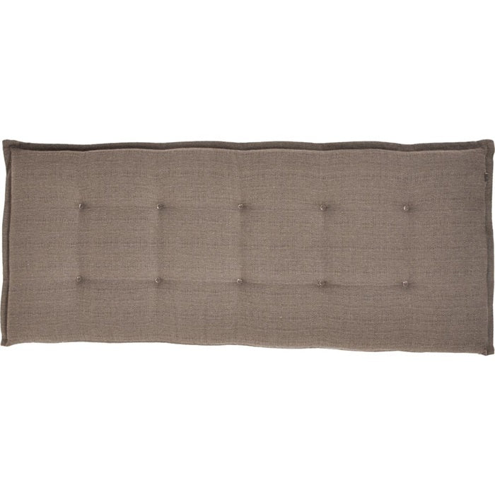 Taupe bankkussen met knoopjes, rechthoekig en vlak gestoffeerd.
