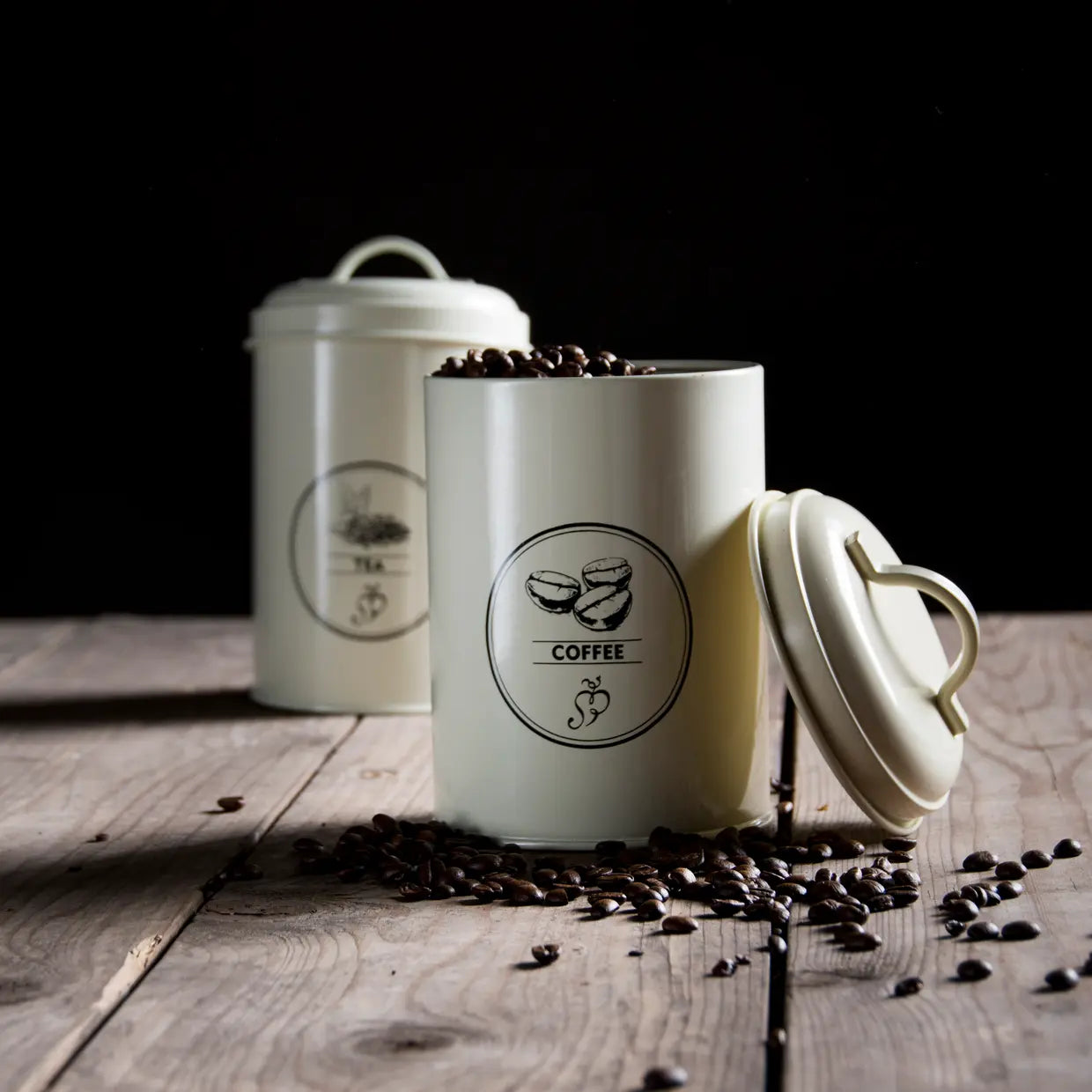 Voorraadblik koffie crème met open deksel en koffiebonen; etiket “COFFEE”