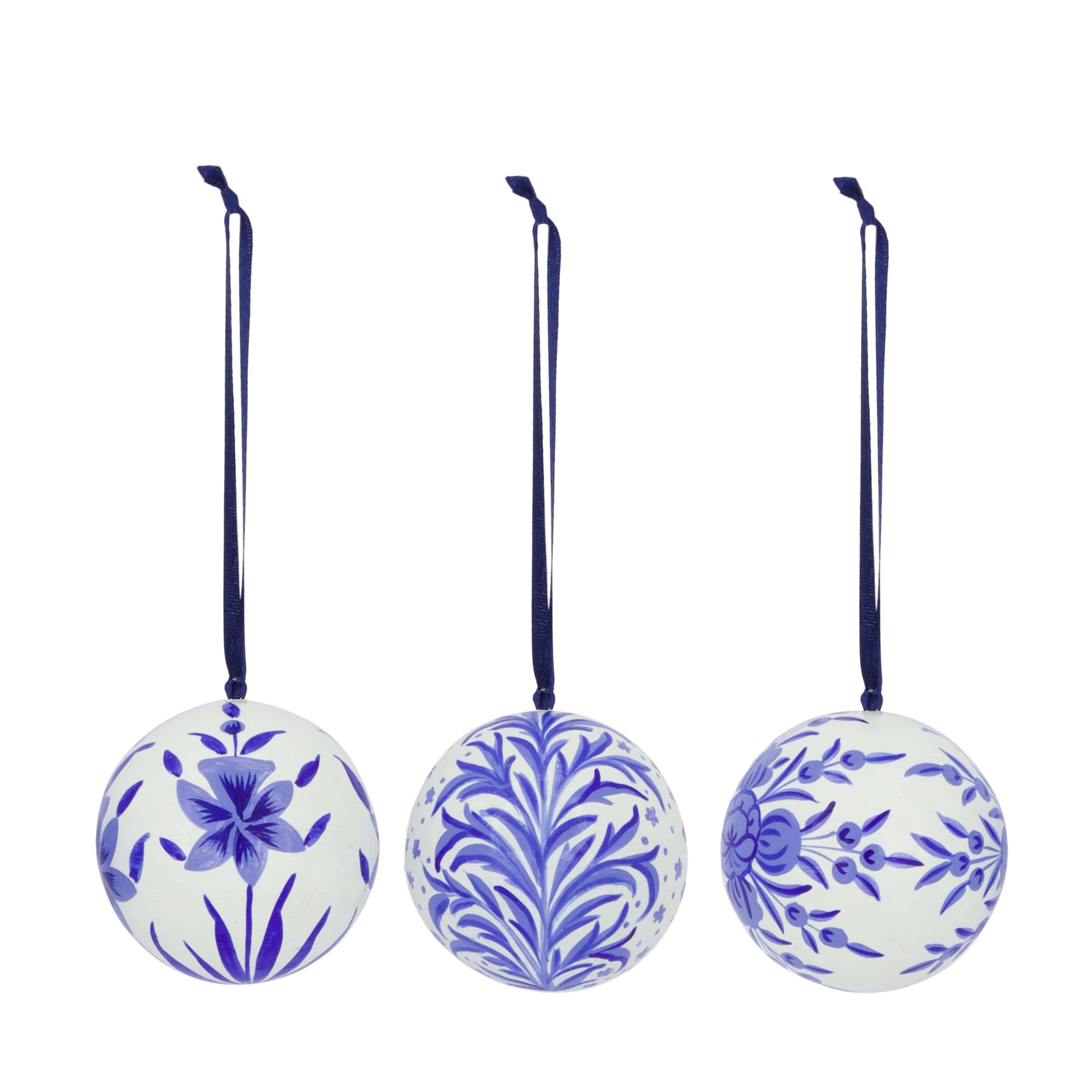Papier-maché hanger, ronde schijven met blauwe bloemmotieven en ophanglus