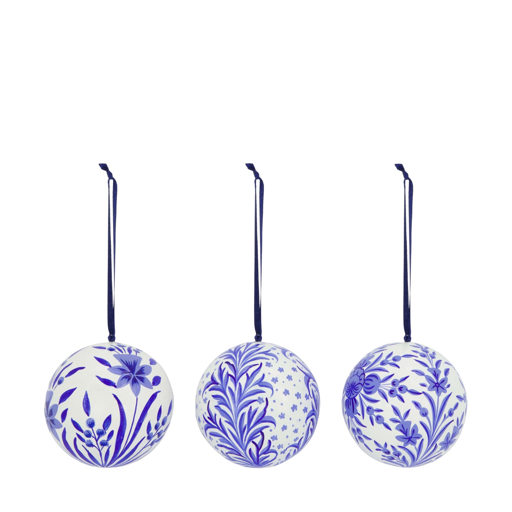 Papier-maché hangers, blauwe bloemen op witte ronde bollen met ophangkoord
