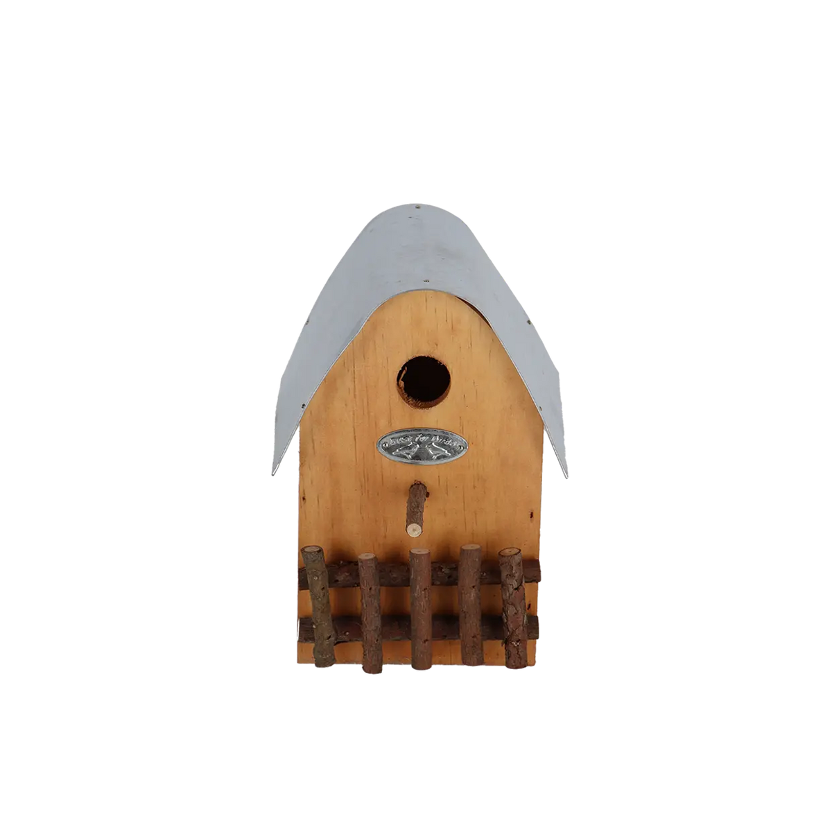 Landelijke houten nestkast met ronde ingang, metalen plaat en houten spijlen, grijs dak.