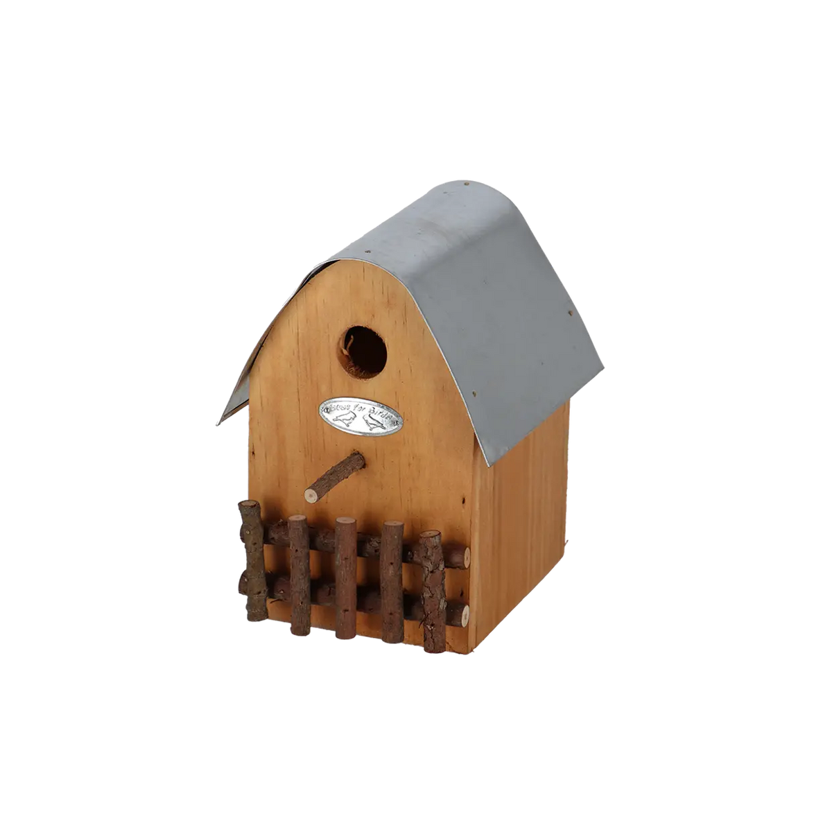 Landelijke houten nestkast met ronde ingang, metalen plaat en houten spijlen, lichtgrijs dak.