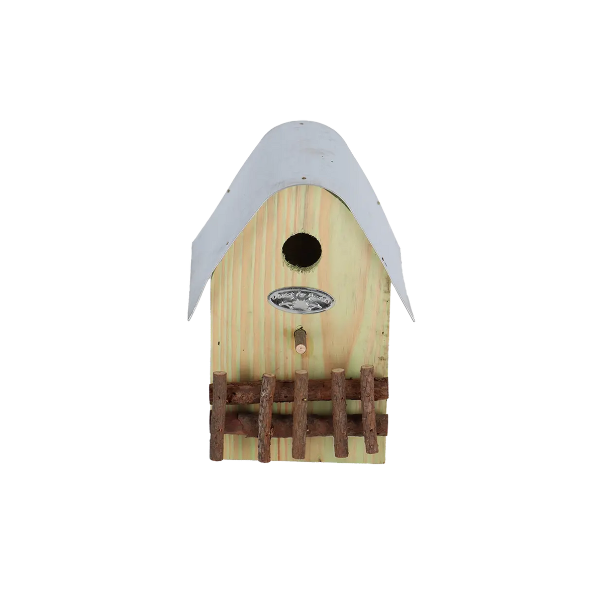 Landelijke houten nestkast met ronde ingang, metalen plaat en houten spijlen, lichtgekleurd dak.