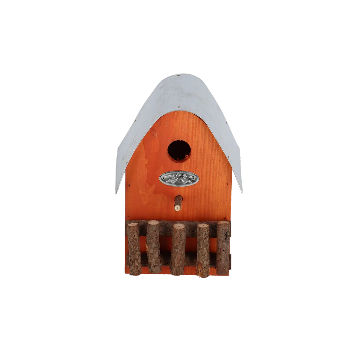 Landelijke houten nestkast met ronde ingang, metalen plaat en houten spijlen, oranje voorzijde.