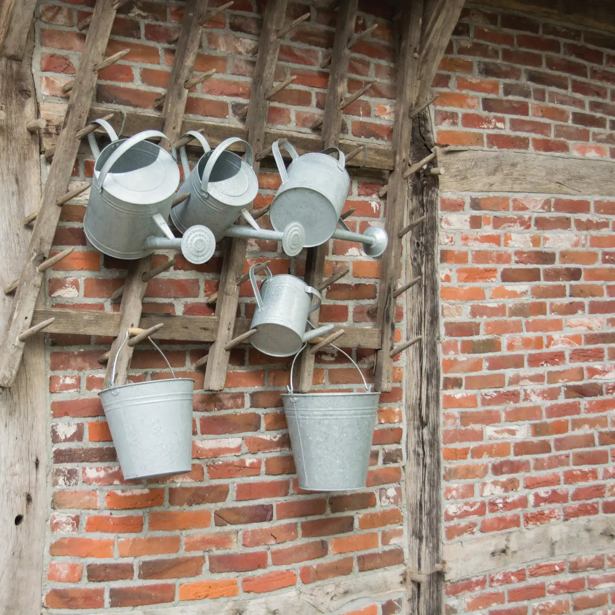 Zinken emmers met handgrepen, meerdere exemplaren aan houten rek