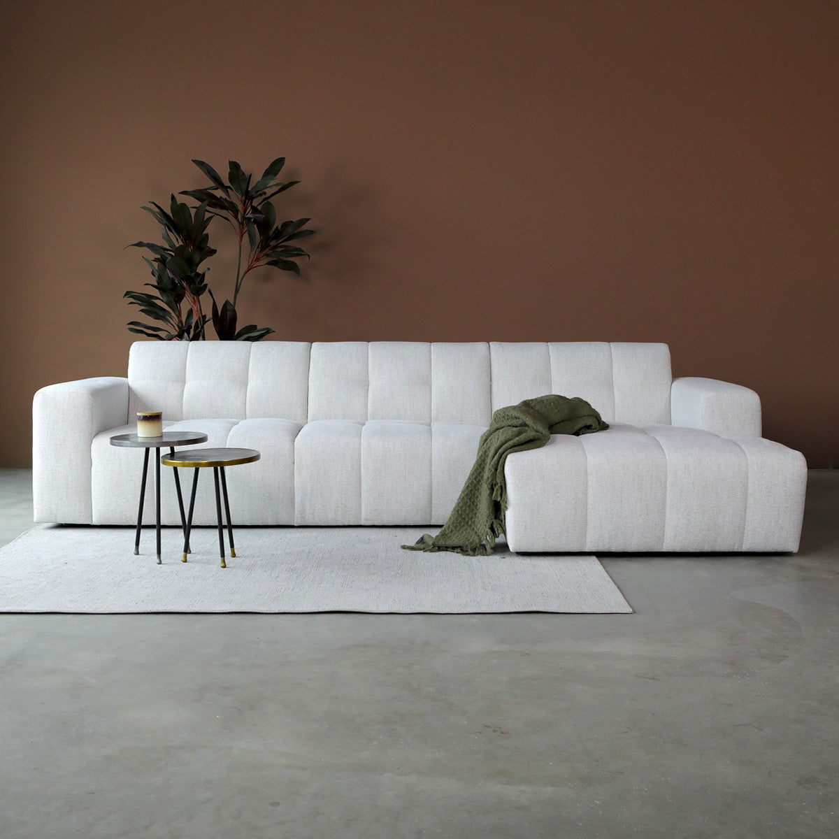 Bank met chaise longue rechts in witte stof, lage rug met vakken