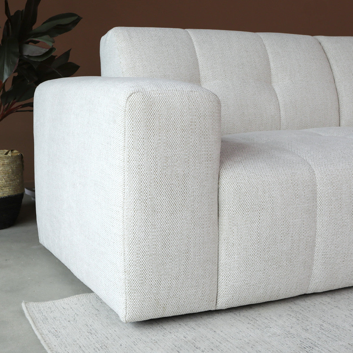 Bank met chaise longue rechts, witte stof met brede armleuning