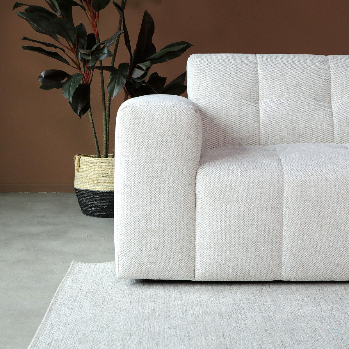 Bank met chaise longue rechts, witte stoffering en afgeronde armleuning