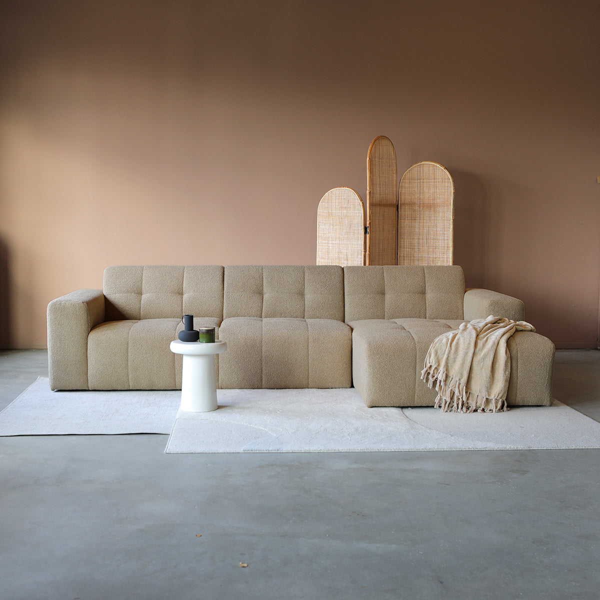 Beige WAVE-bank met chaise longue rechts, blokvormige rug en armleuningen.