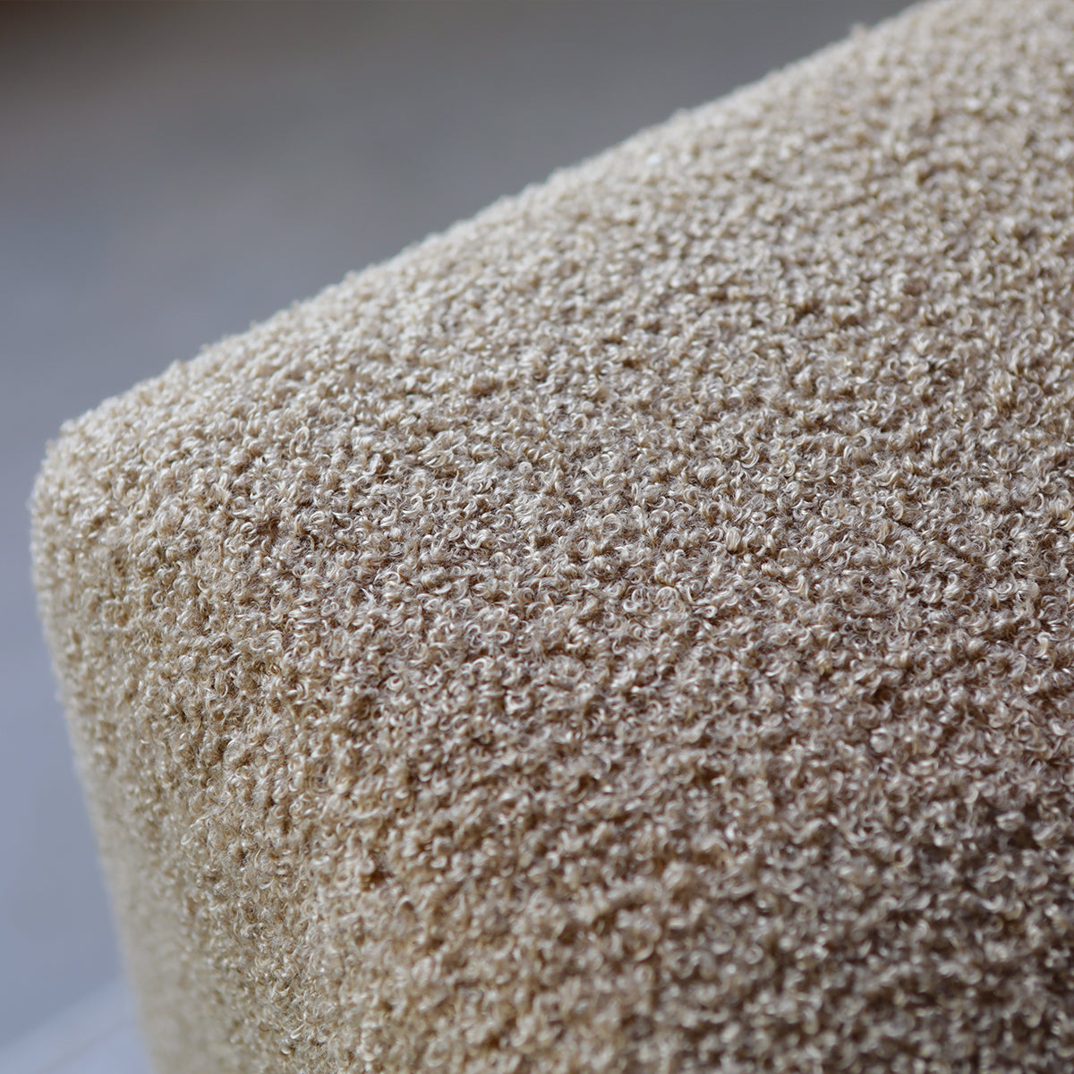 Beige bouclé-achtige meubelstof met fijne lusjes en tweedige uitstraling.