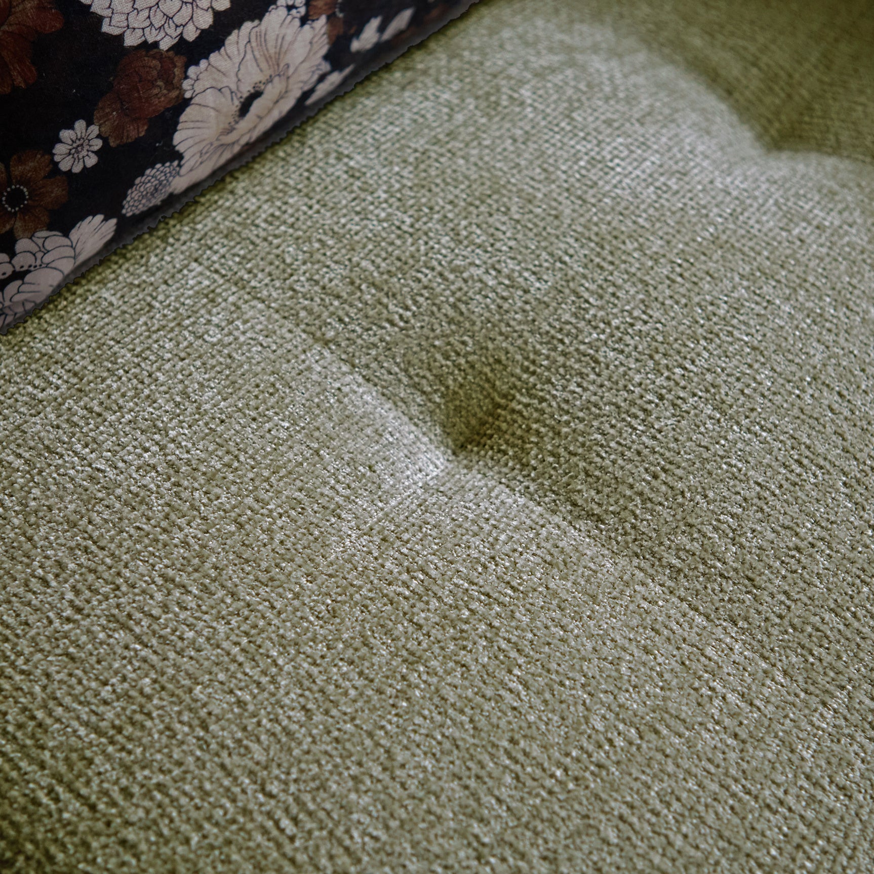 Groene gestoffeerde chaise longue met fijn geweven textuur, close-up