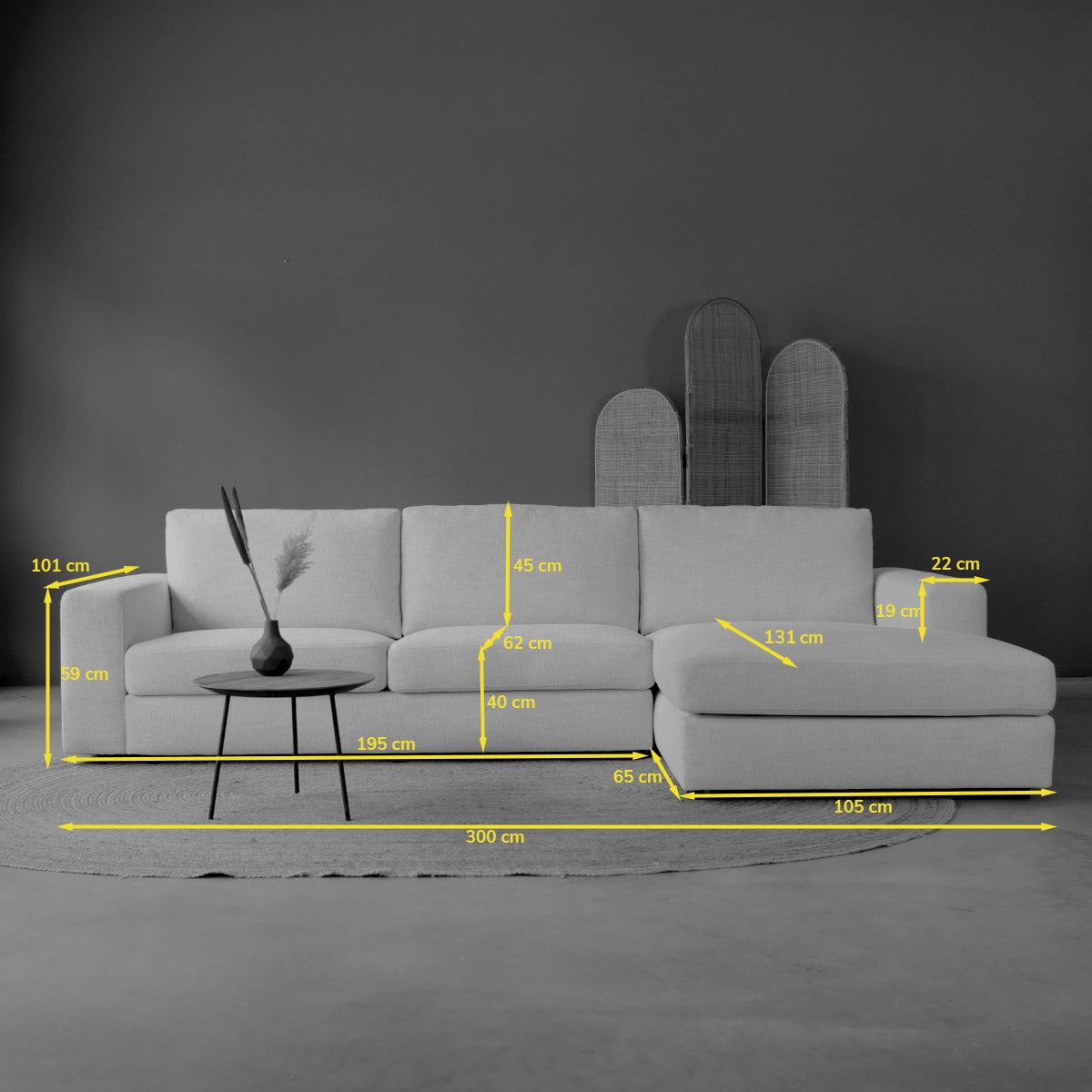 Crème hoekbank met chaise longue rechts, met brede armleuningen en rugkussens.