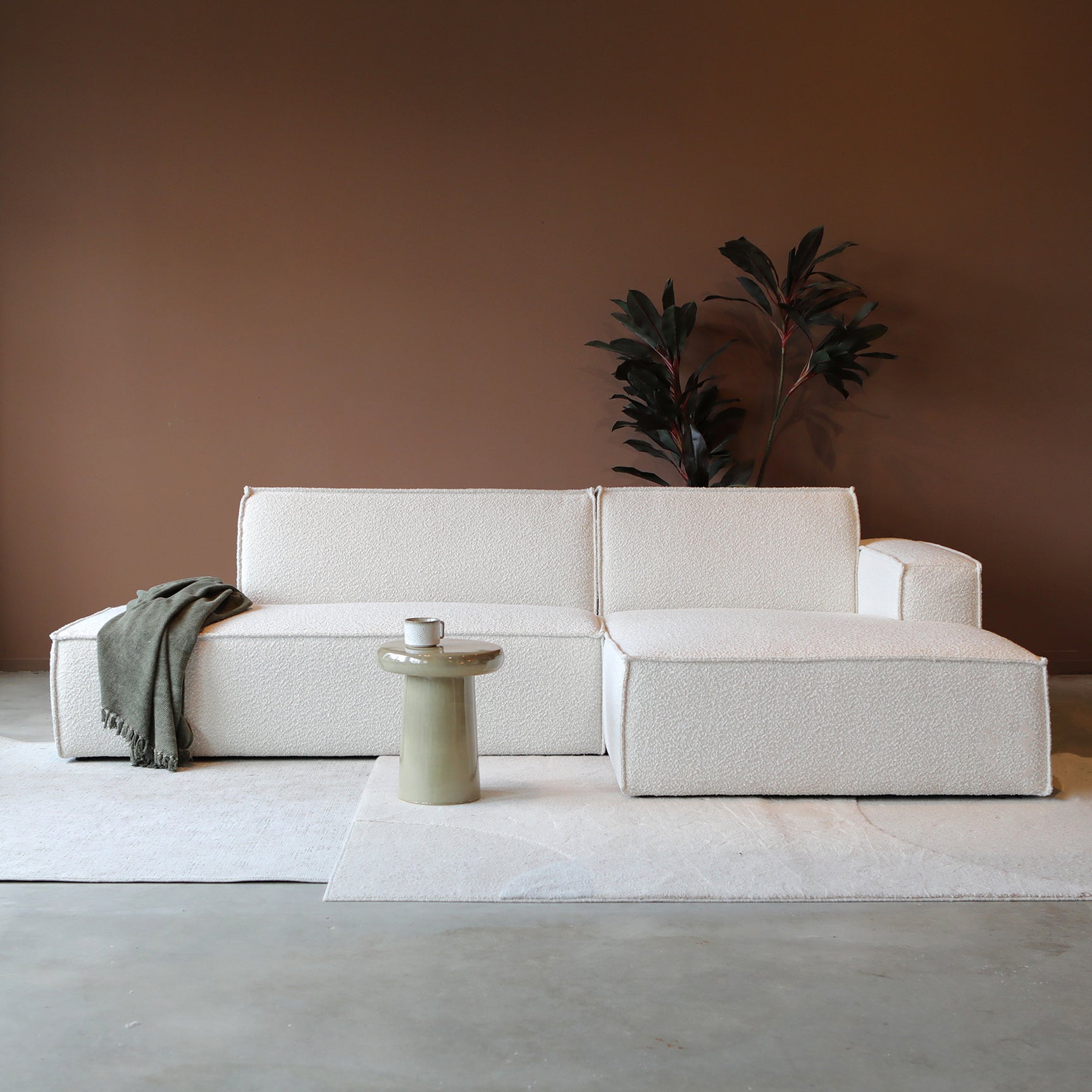 Witte ENZO chaise longue met lange zitting en armleuningen, rechts.
