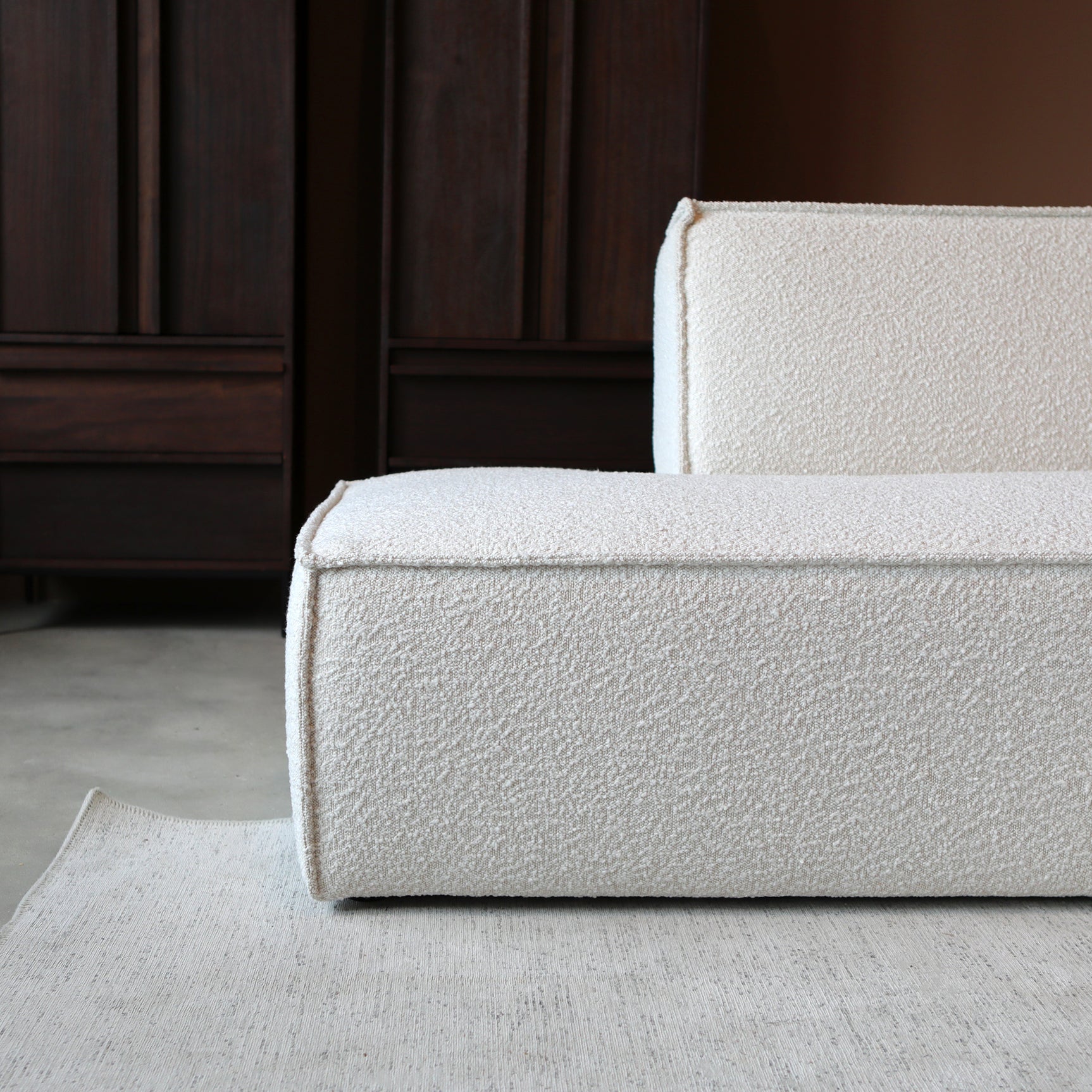 Witte ENZO chaise longue met opstaande rugleuning en brede arm.