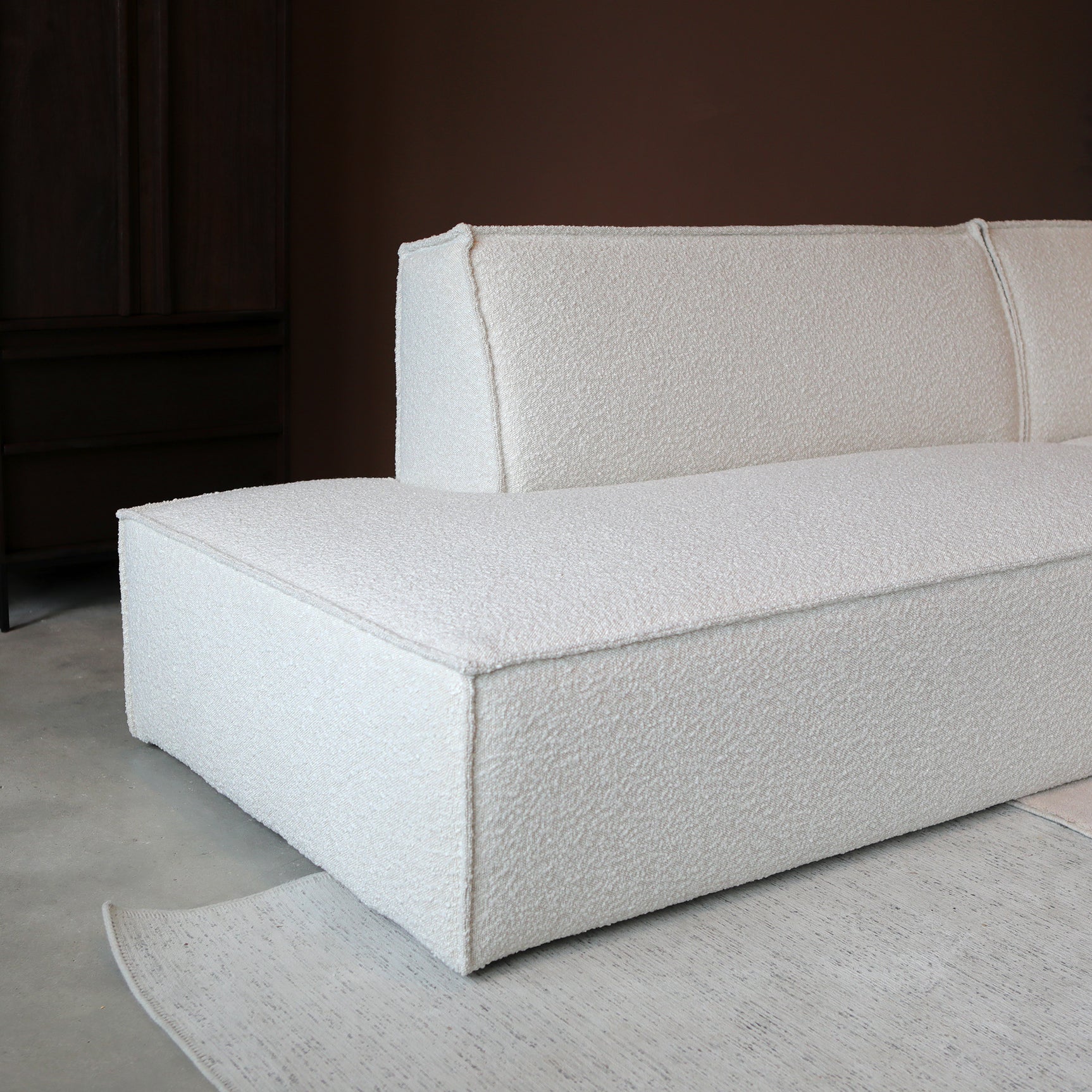 Witte ENZO chaise longue met lage zit en hoge rug, rechte hoekvorm.