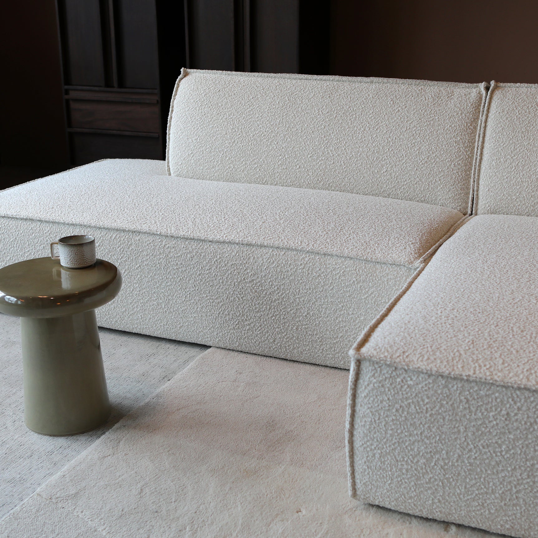 Witte ENZO chaise longue met rugkussen en zijdelingse zit, rechts.