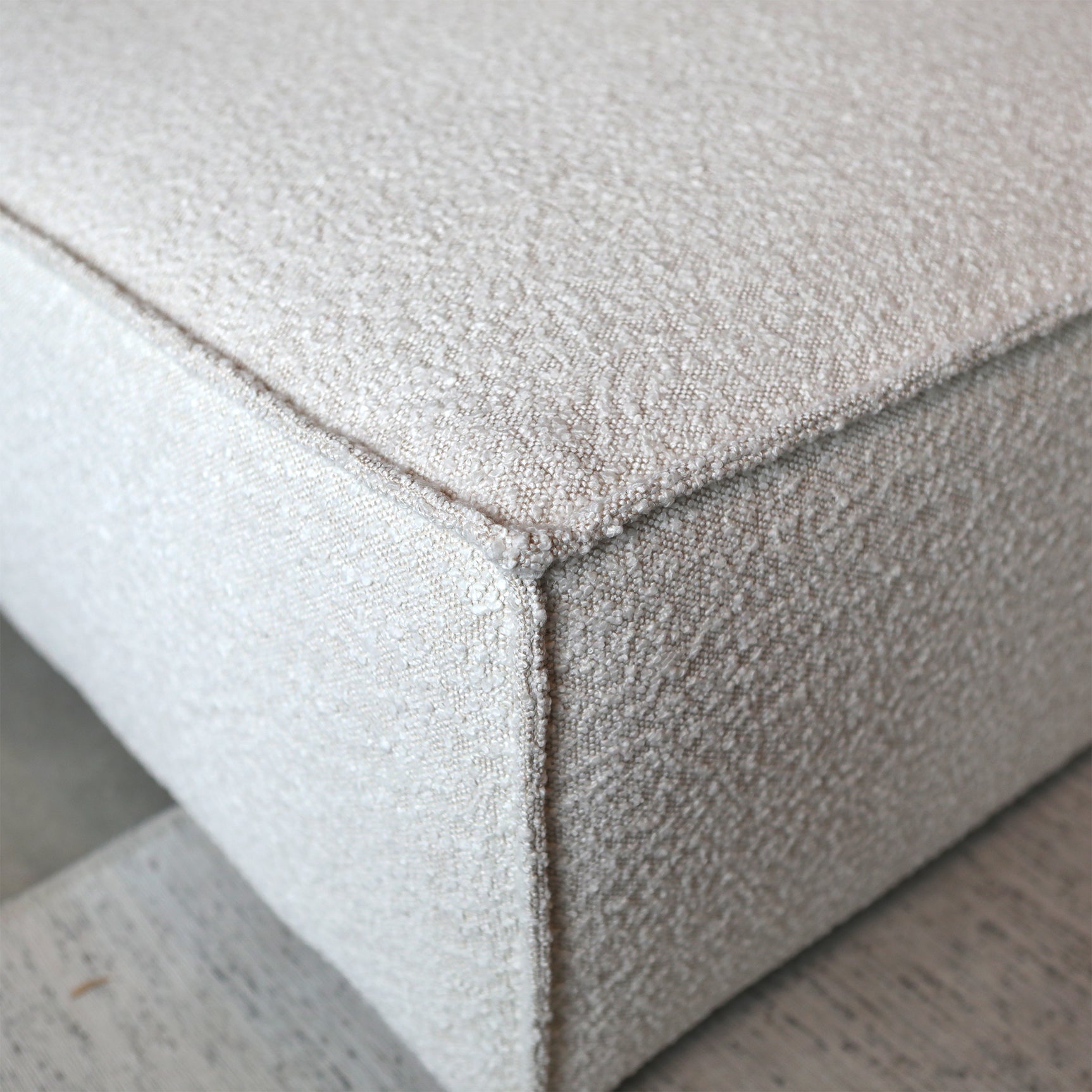 Witte ENZO chaise longue met zichtbare stiknaad aan de hoek en zijkant.