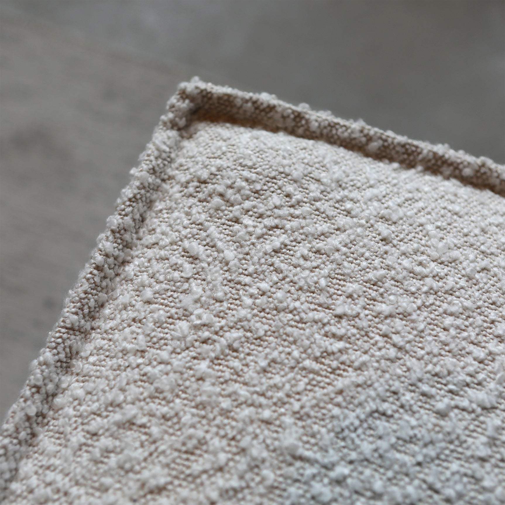 Witte bouclé-stof van ENZO chaise longue met dichte, textuurvolle weving.