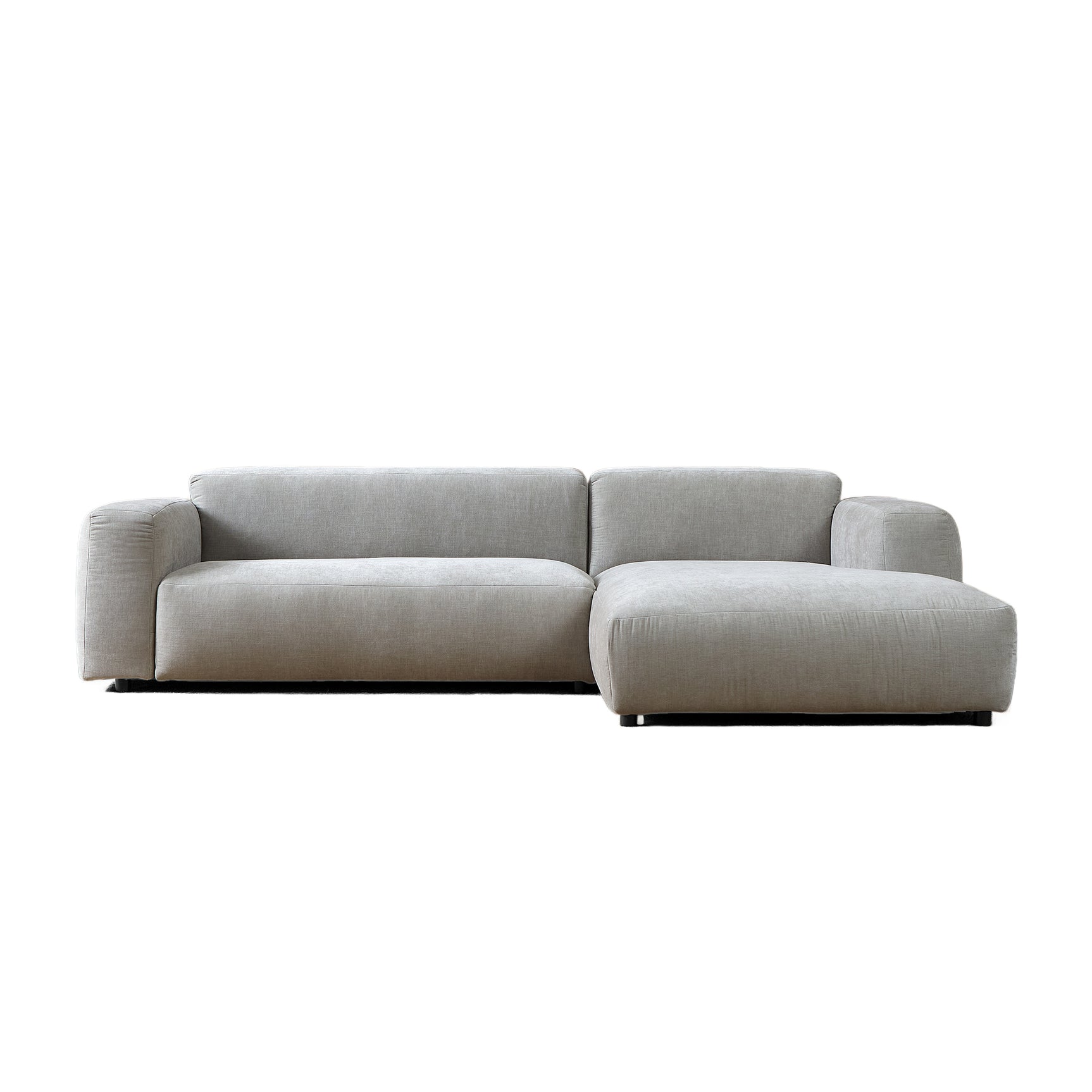 Lichtgrijze hoekbank met chaise rechts, aanzicht opstelling met brede zitblokken