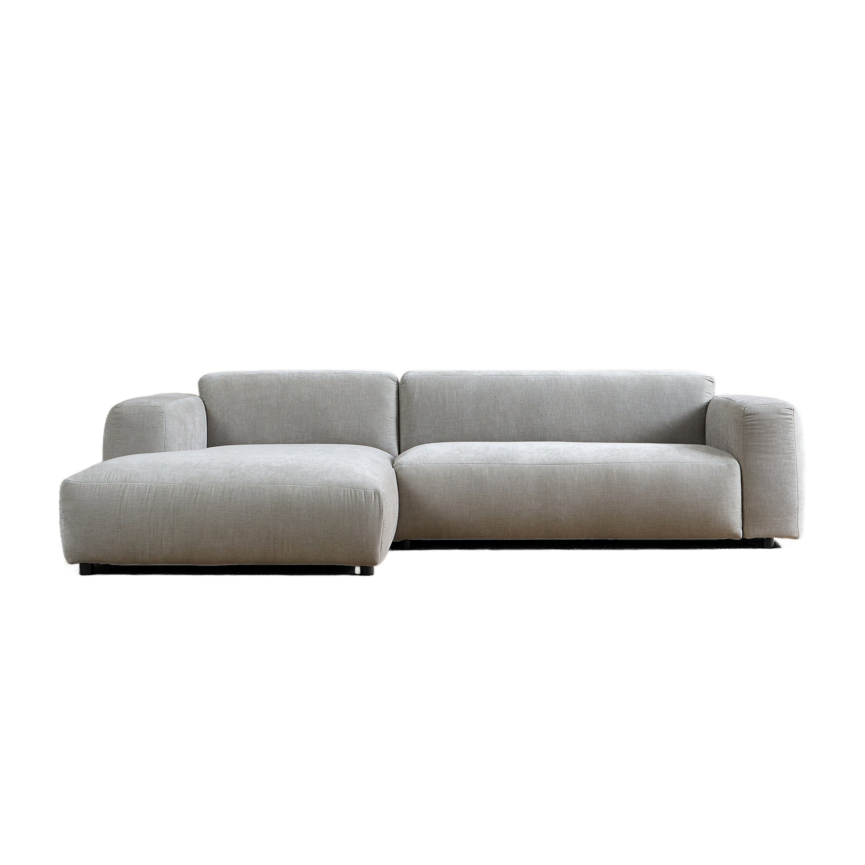 Lichtgrijze chaise longue bank met brede armleuningen en losse zittingkussens.