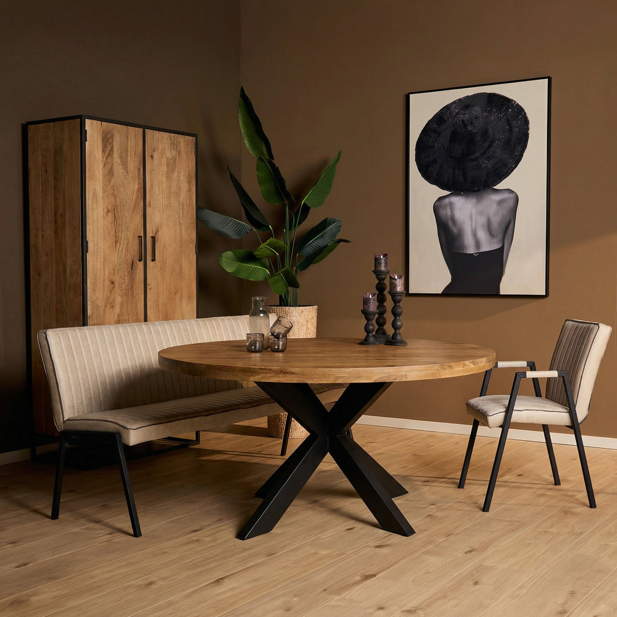 Ronde houten eettafel met zwart metalen kruispoten