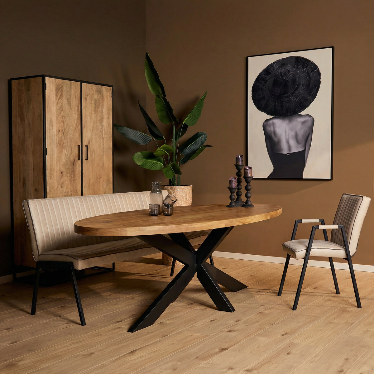 Ovale houten eettafel met zwarte metalen kruispoot en ronde eiken blad, ca. 240 cm