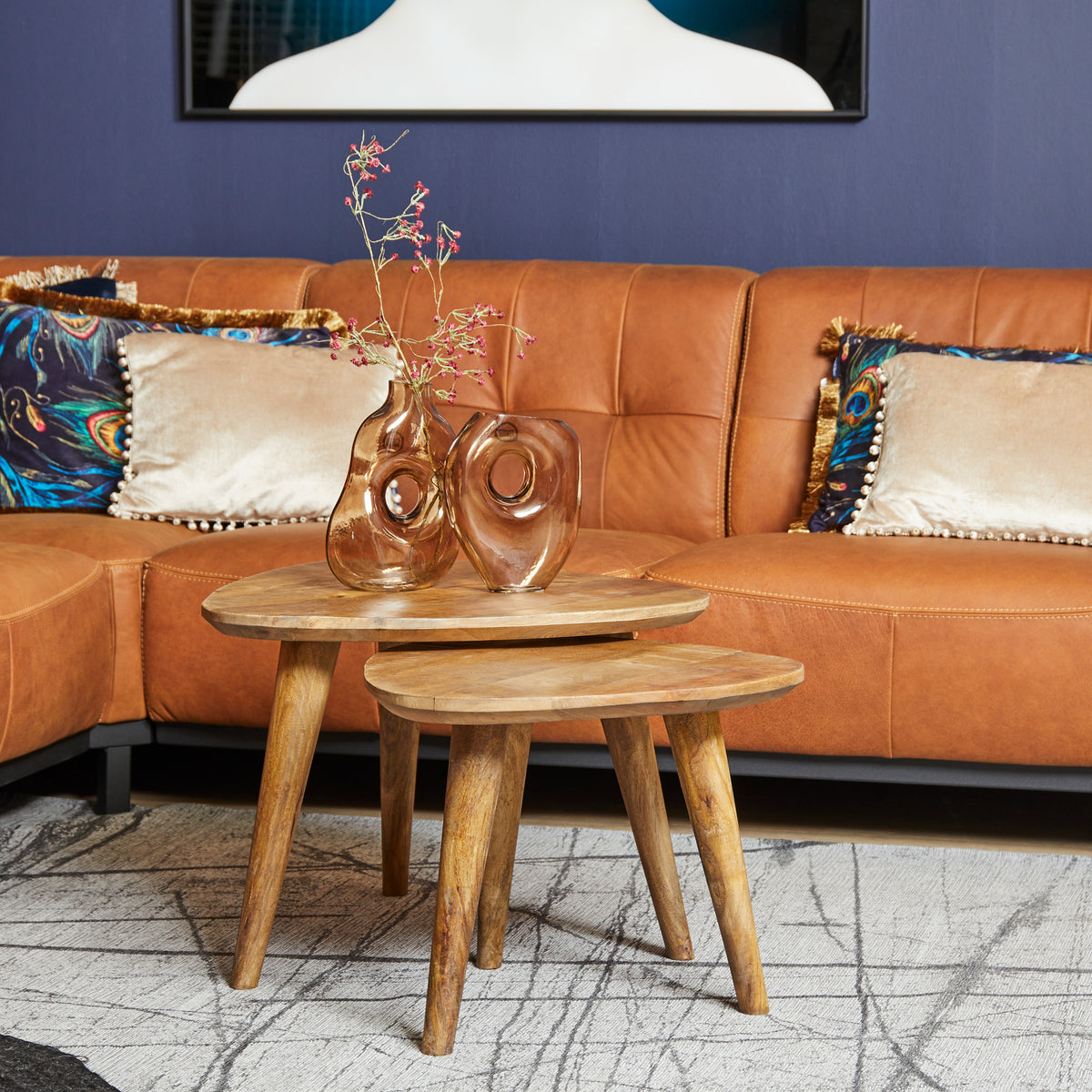 Set van 2 ronde salontafels van bruin hout met taps toelopende poten, nestbaar.