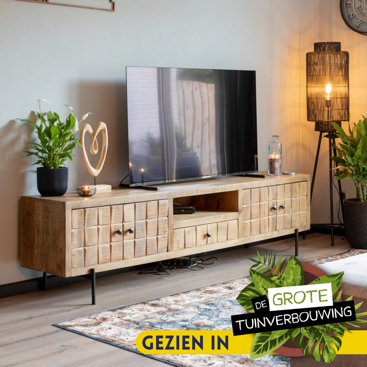 Tv-meubel van lichtbruin hout met schuifladen, deuren en zwarte metalen poten