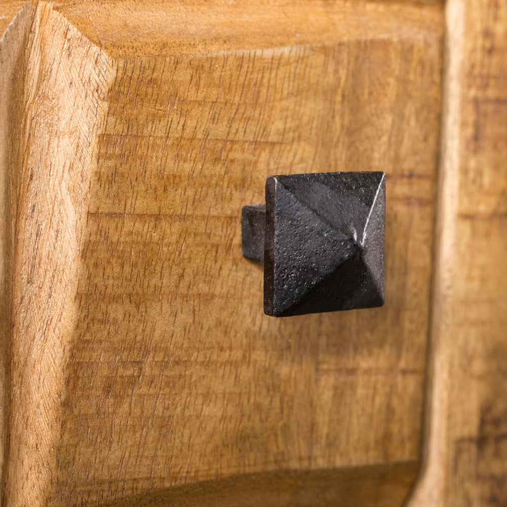 Houten tv-meubel met zwarte vierkante knop op deurfront