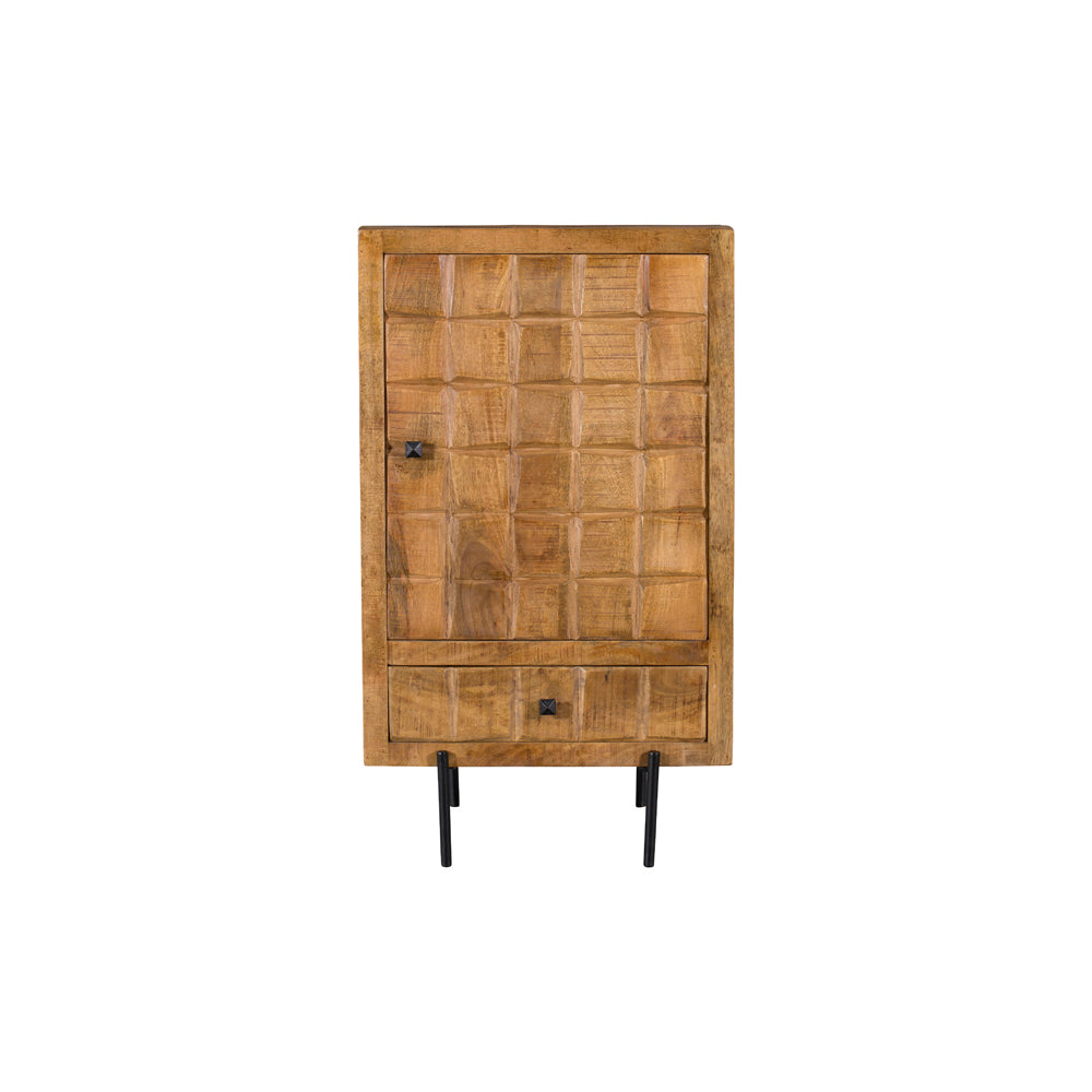 Houten kastfront met reliëfdeur en twee zwarte greepjes, bruin.