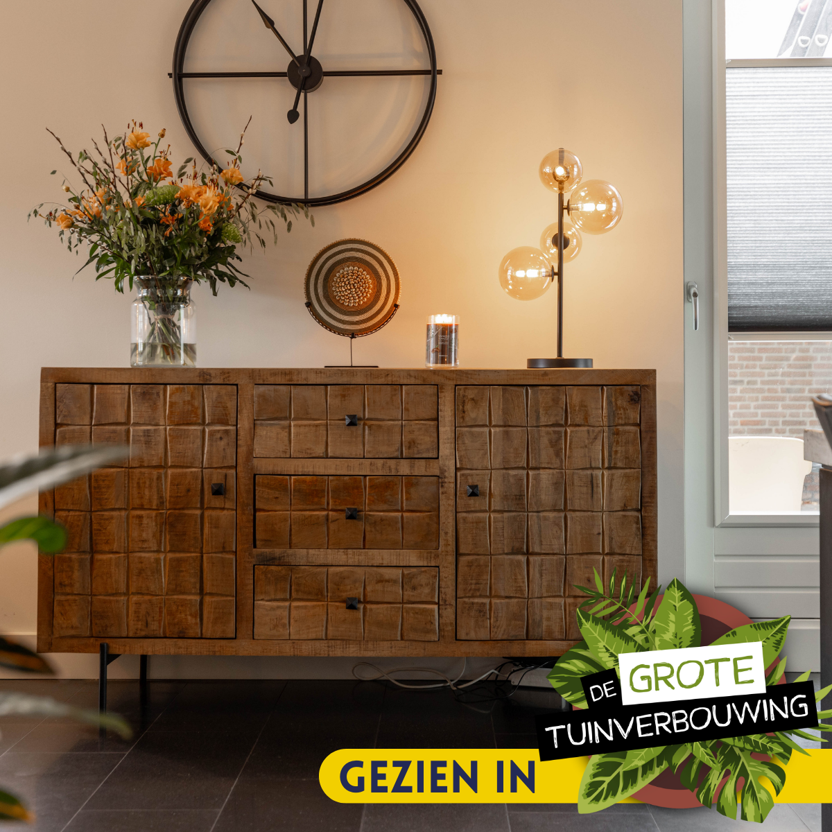 Dressoir met vakpaneel en laden, eikenkleurig hout, zwarte pootjes.