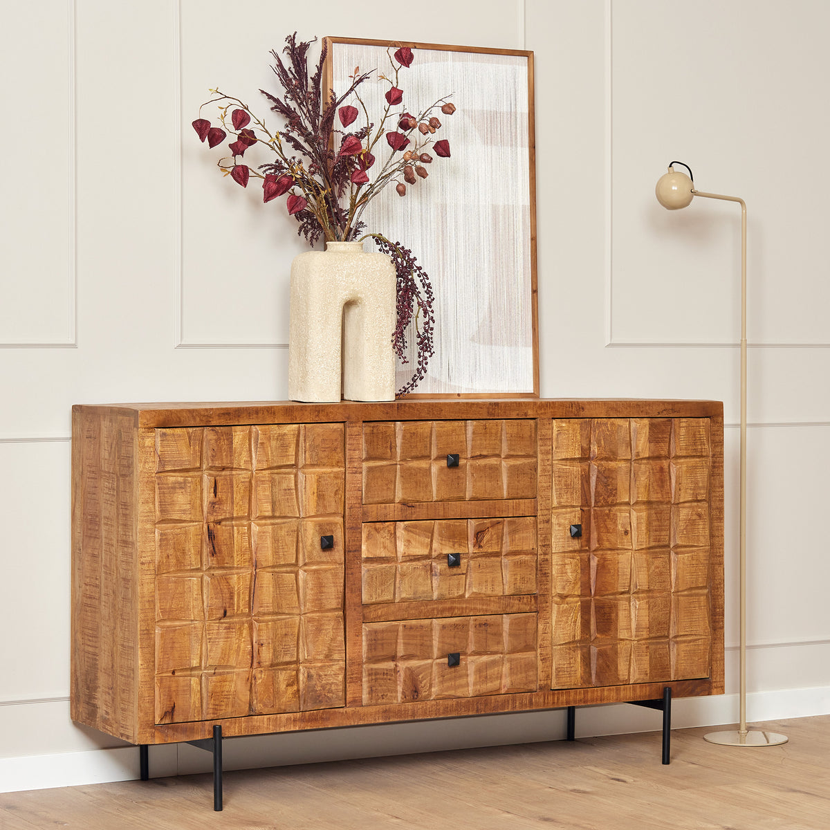 Dressoir met vakkenfront en drie laden, eikenhouten look, zwarte pootjes.