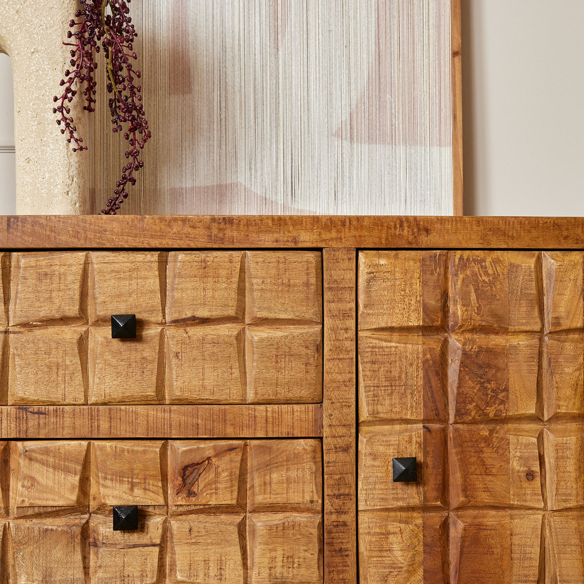 Dressoirfront met ingelegde vakken en metalen knoppen, eikenkleurig hout.