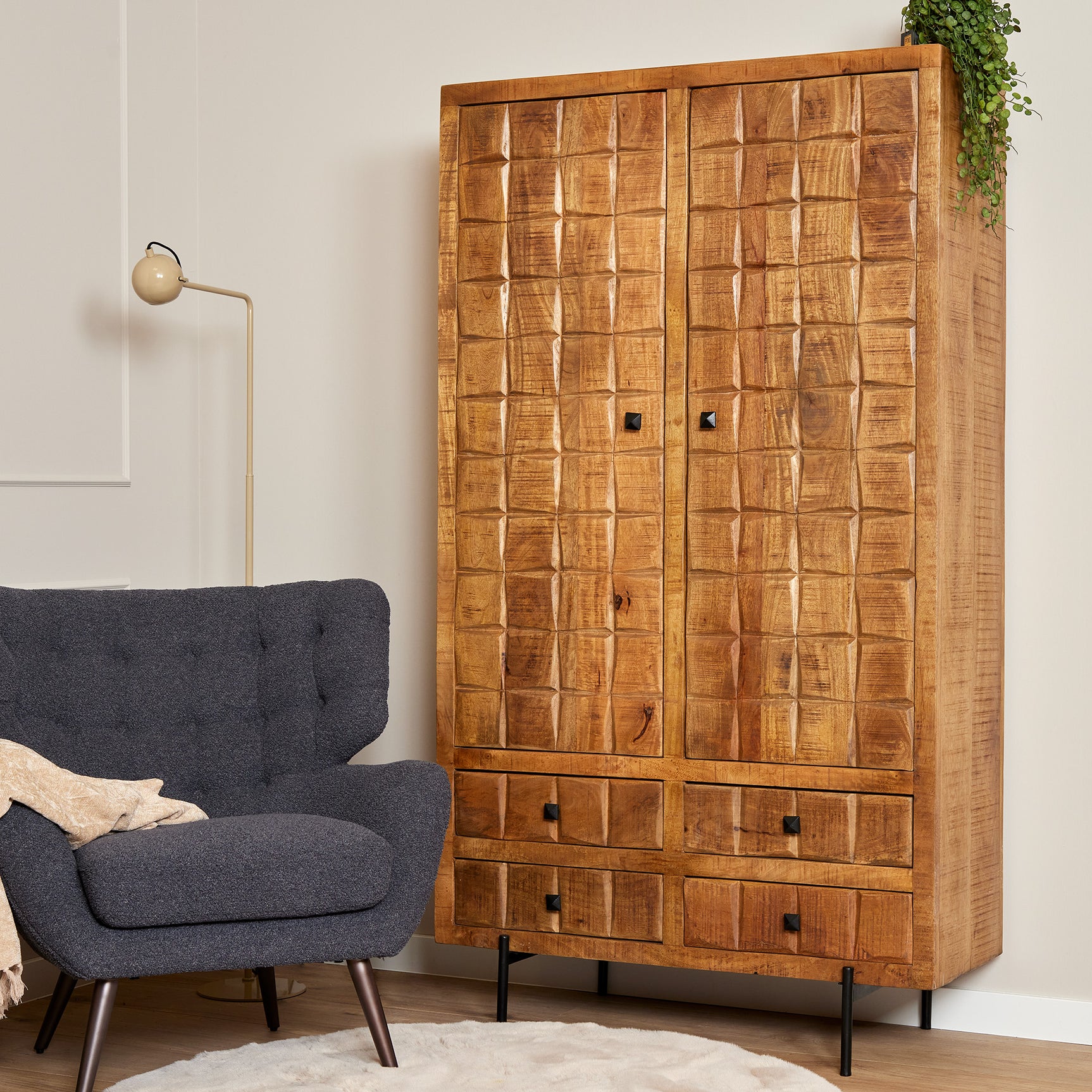 Houten kabinet met 2 deuren en 4 laden, goudbruine houtnerf, zwarte handgrepen
